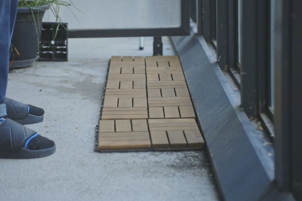 prikaz drvenih pločica na balkonu