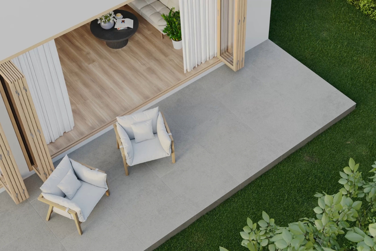 prikaz balkona sa pločicama i dve fotelje