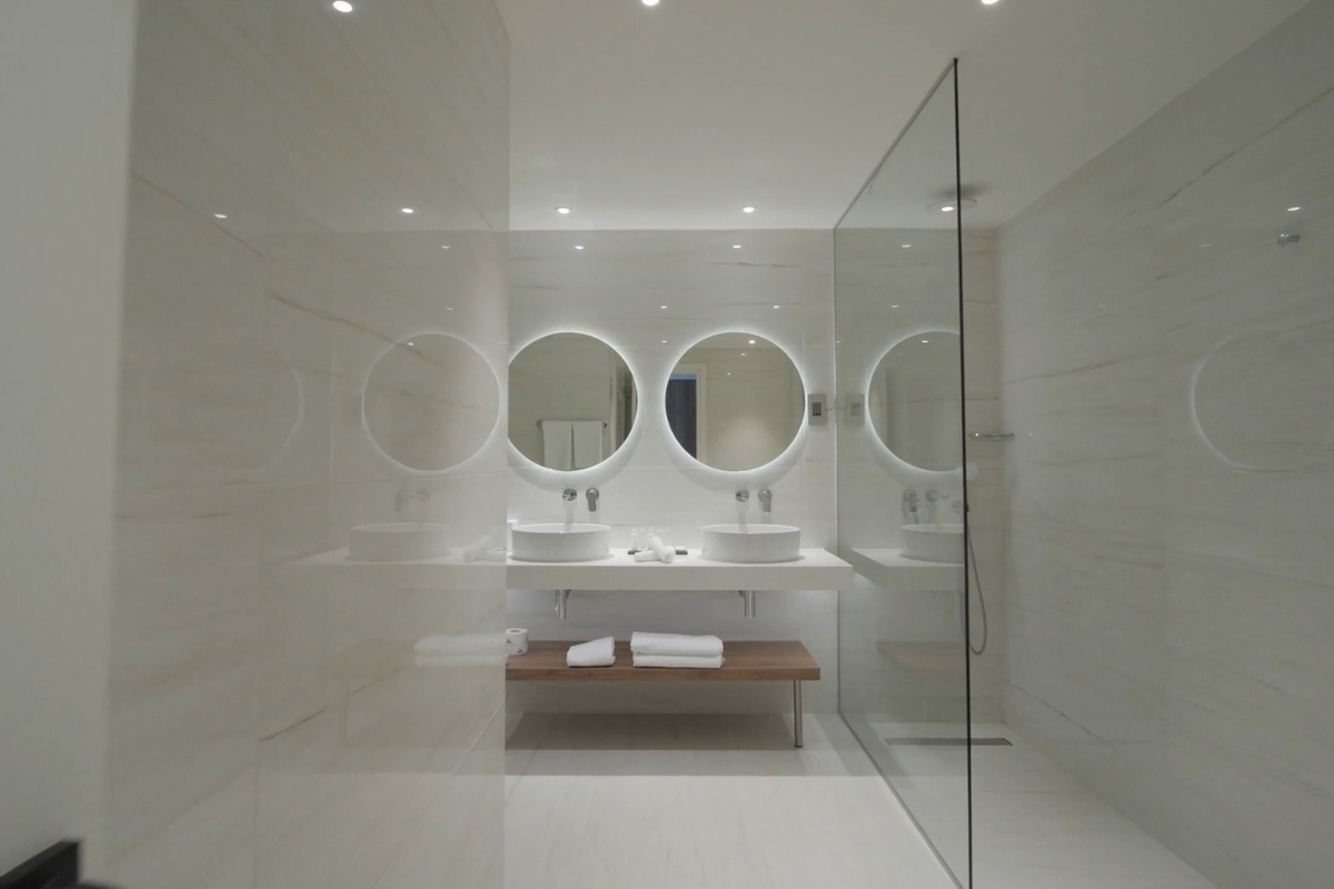 prikaz moderno sređenog kupatila sa 2 ogledala