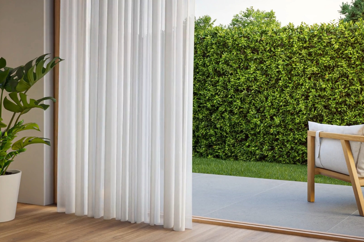 prikaz zavese i spoljnog balkona na kom je fotelja za sedenje i pločice