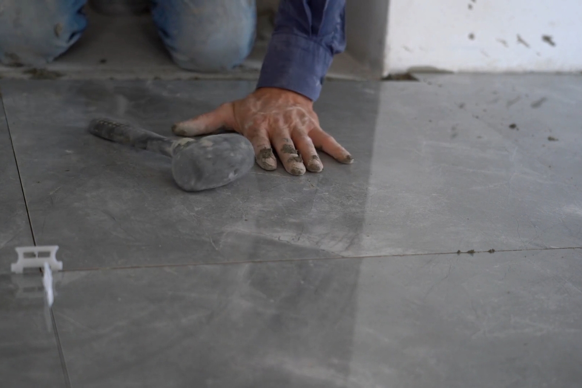 osoba ugrađuje pločice