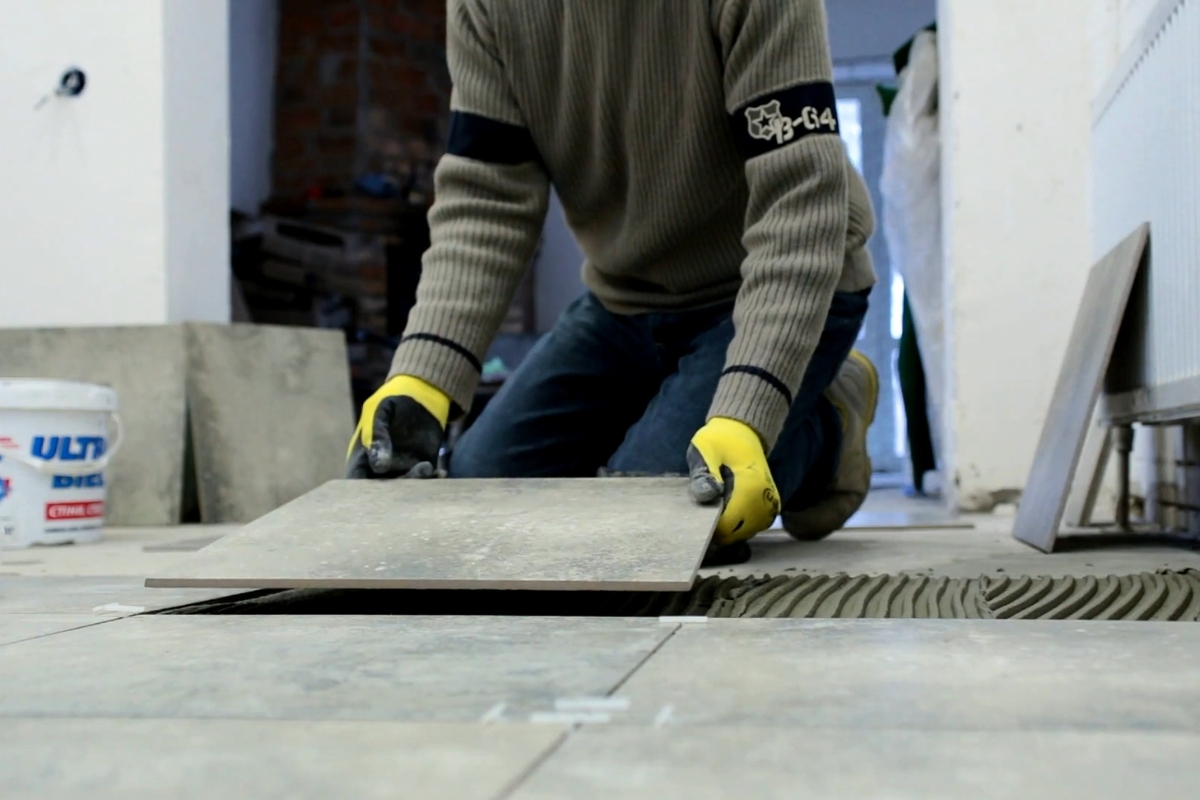 muškarac lepi pločice 