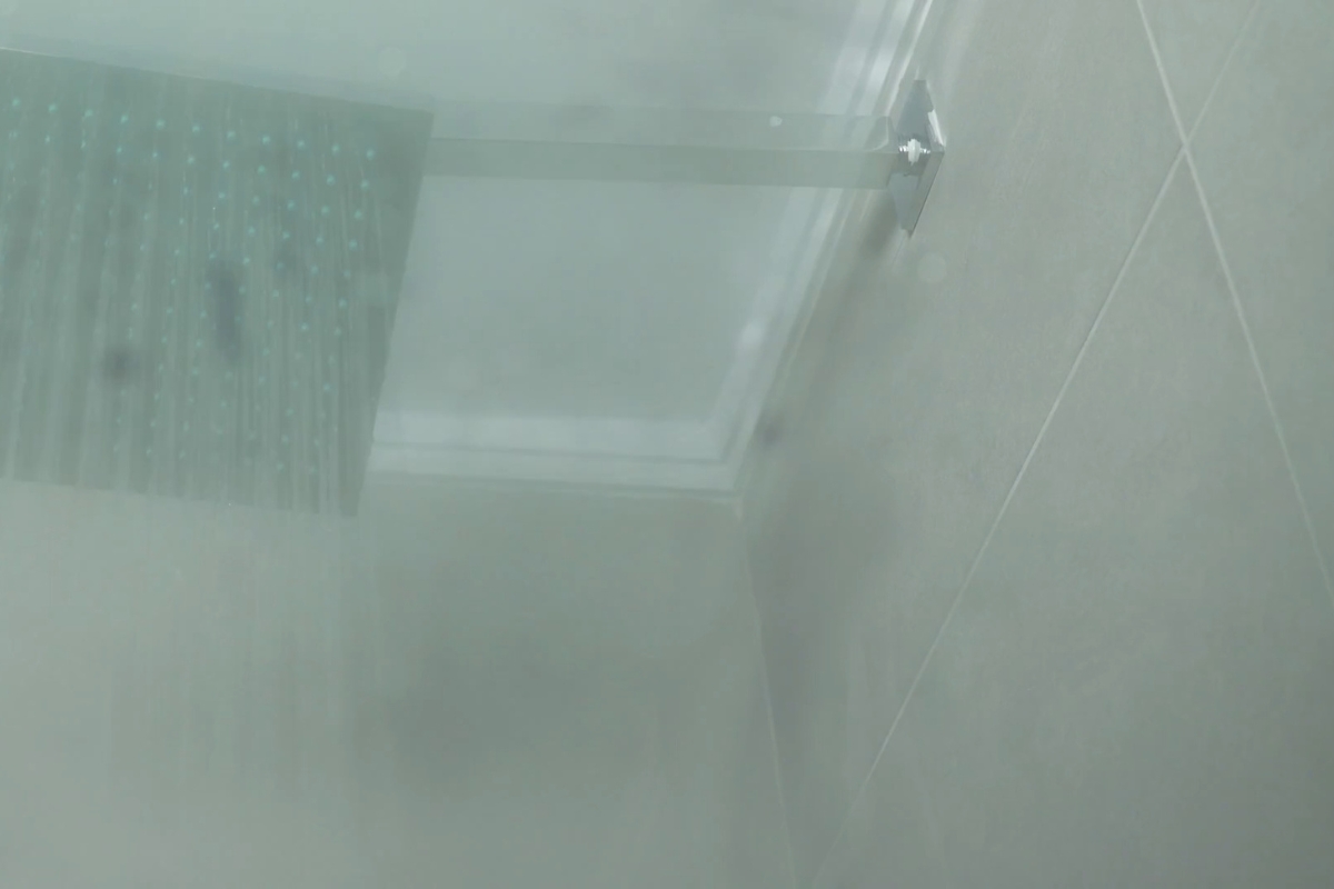 prikaz kamenca na tuš kabini